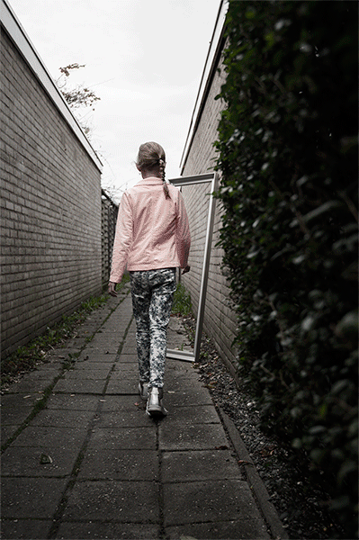 gif animatie van een kind dat uit een spiegel kruipt en