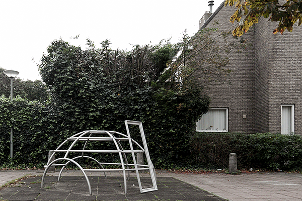 gif animatie van een kind dat uit een spiegel kruipt en