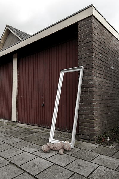 gif animatie van een kind dat uit een spiegel kruipt en