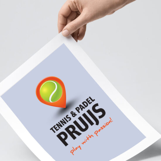 een afbeelding met het logo van de tennisschool