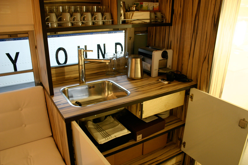 het interieur van het mobiele kantoor van 7causes