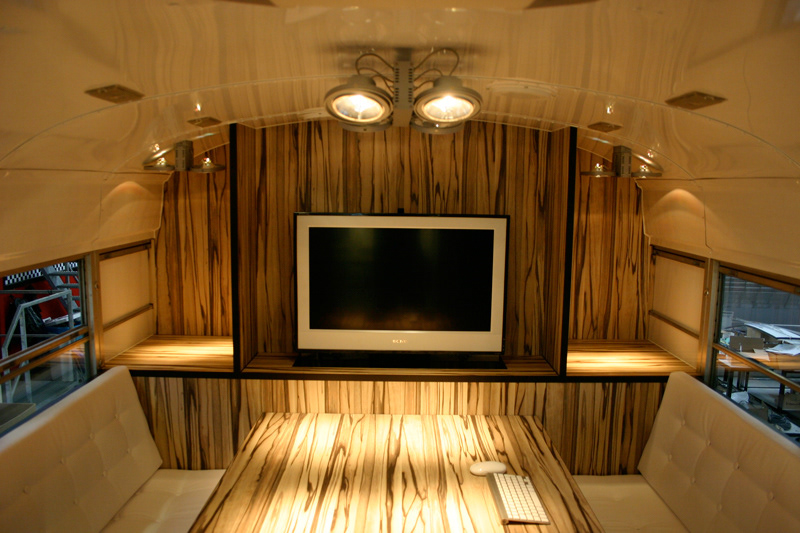 het interieur van het mobiele kantoor van 7causes