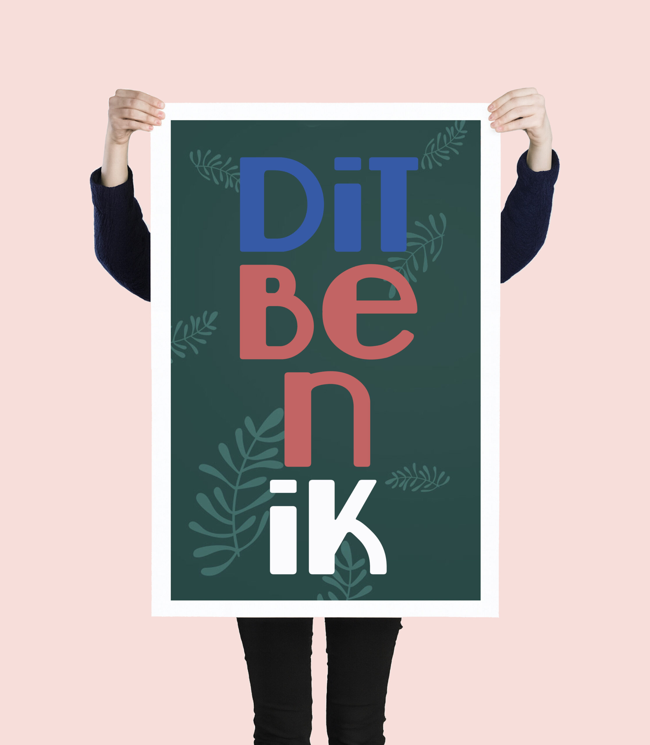 Vrouw die poster vasthoud met Dit Ben Ik erop