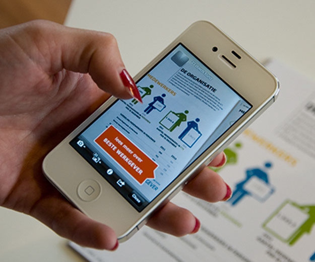 hand met mobiel en afbeelding van jaarverslag op de mobiel